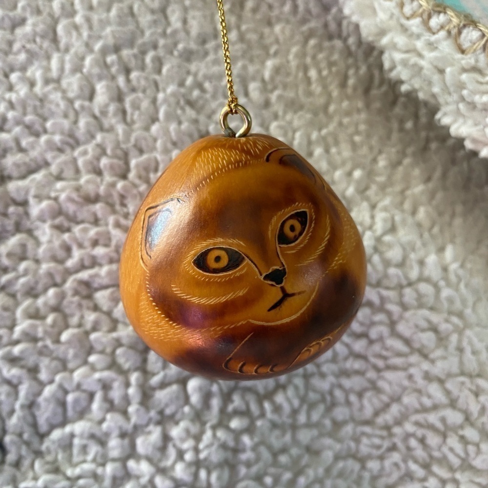 Hand carved Gourd Ornament Art of Laying Cat -Made in Peru - Picture 4 of 10